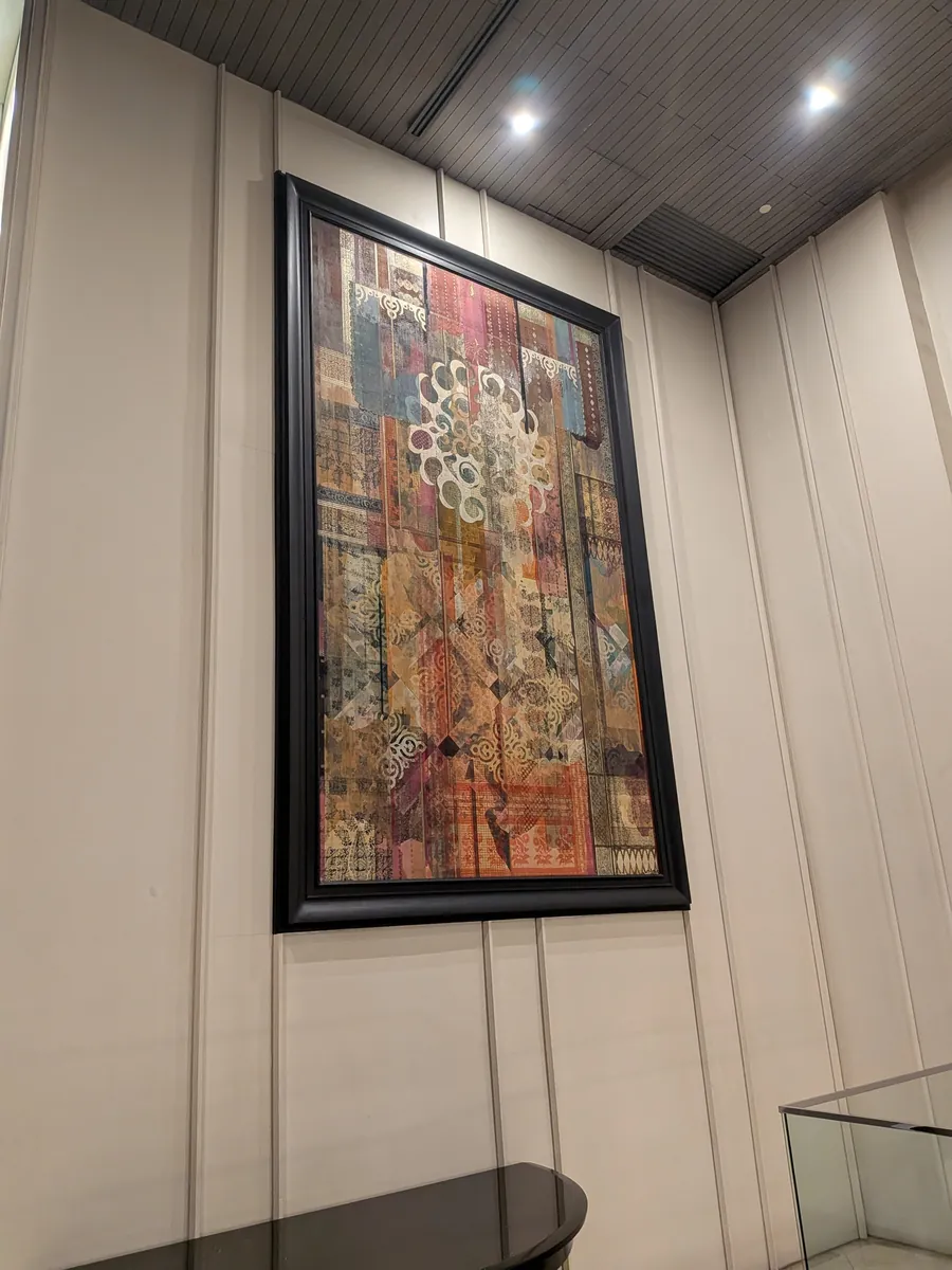 館内の壁に飾られた現代アートの額装作品