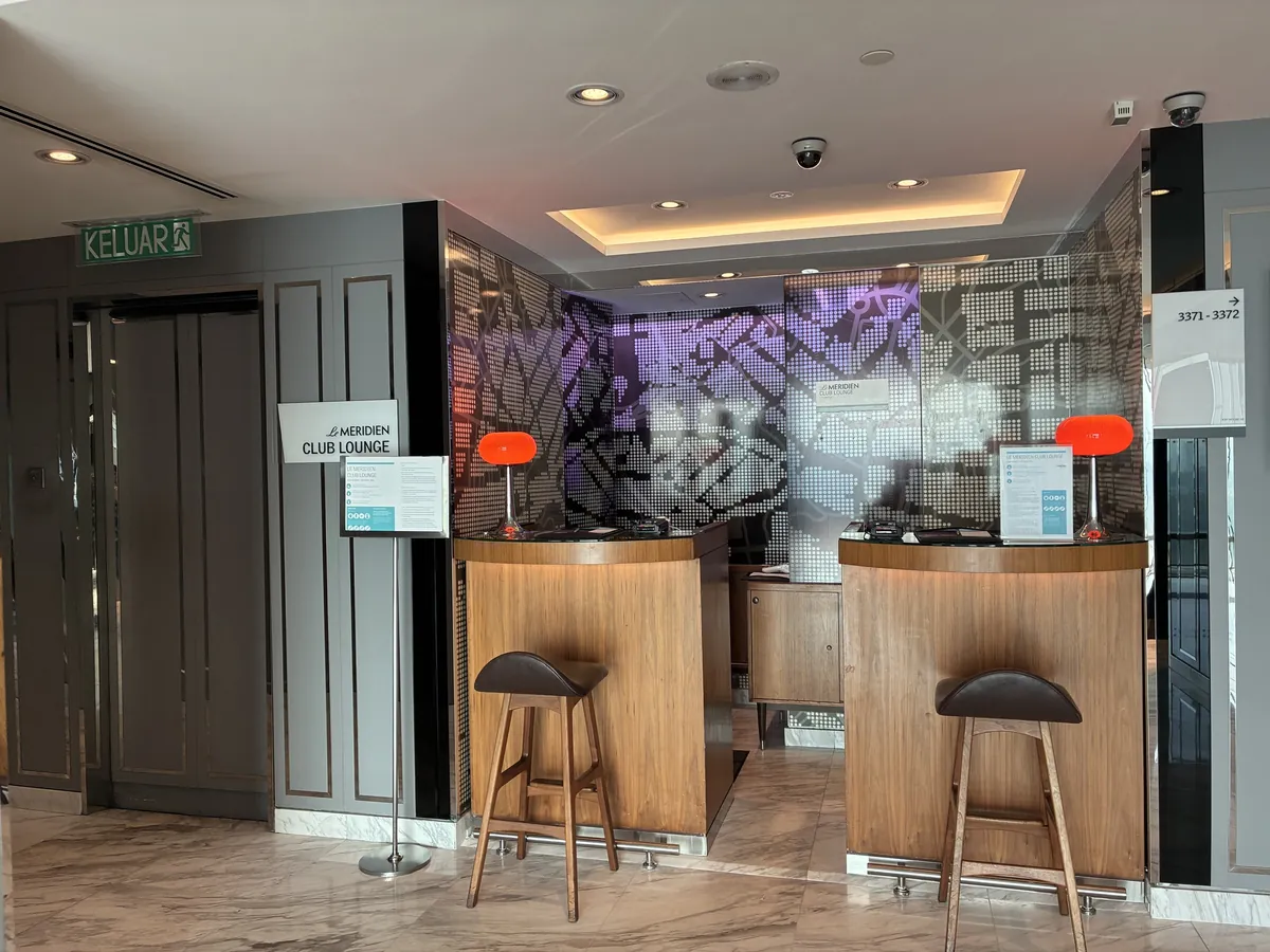 ル・メリディアン・クアラルンプール33階のクラブラウンジ入口。LE MERIDIEN CLUB LOUNGEの表示とバーカウンター