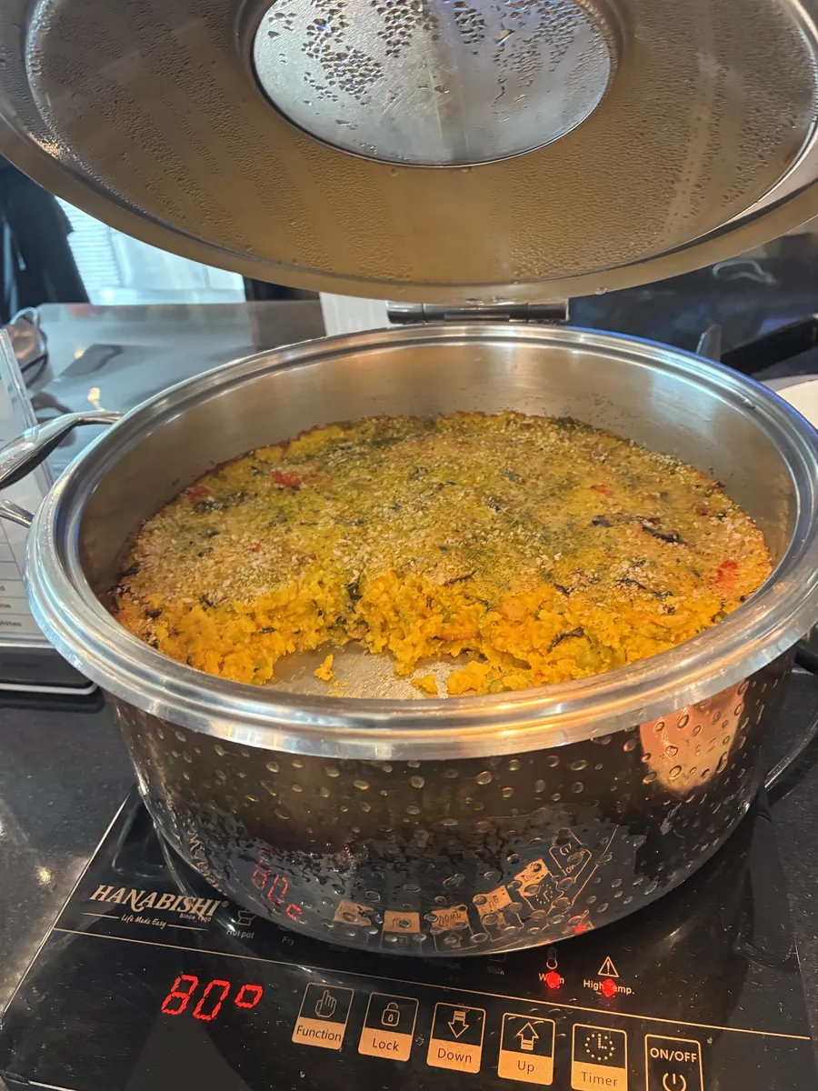スパイスの効いた黄色い米料理の温菜