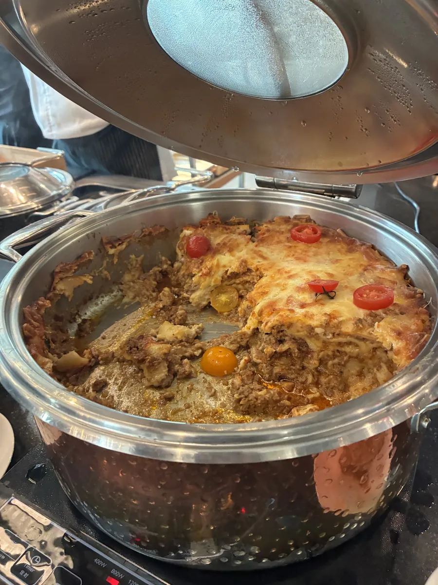 トマトとチーズをのせた焼き上げの温菜