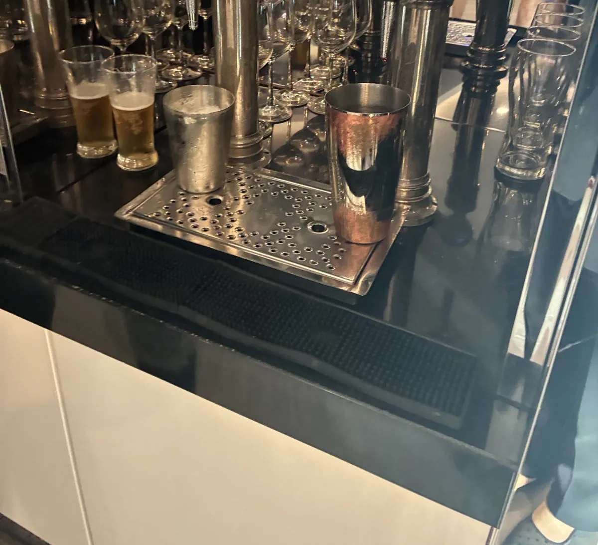 クラブラウンジのドラフトビールサーバーと注がれたビール