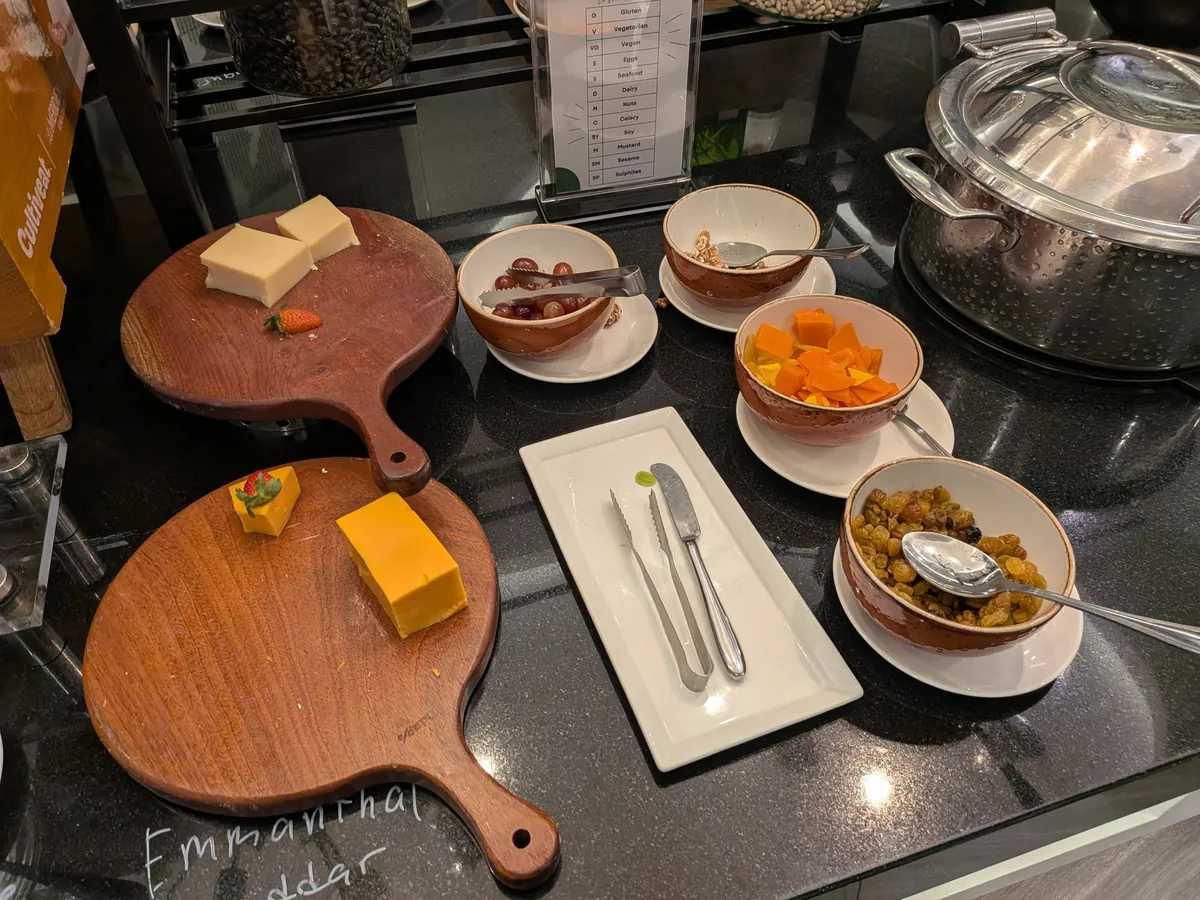 チーズボードと小鉢が並ぶ冷菜コーナー