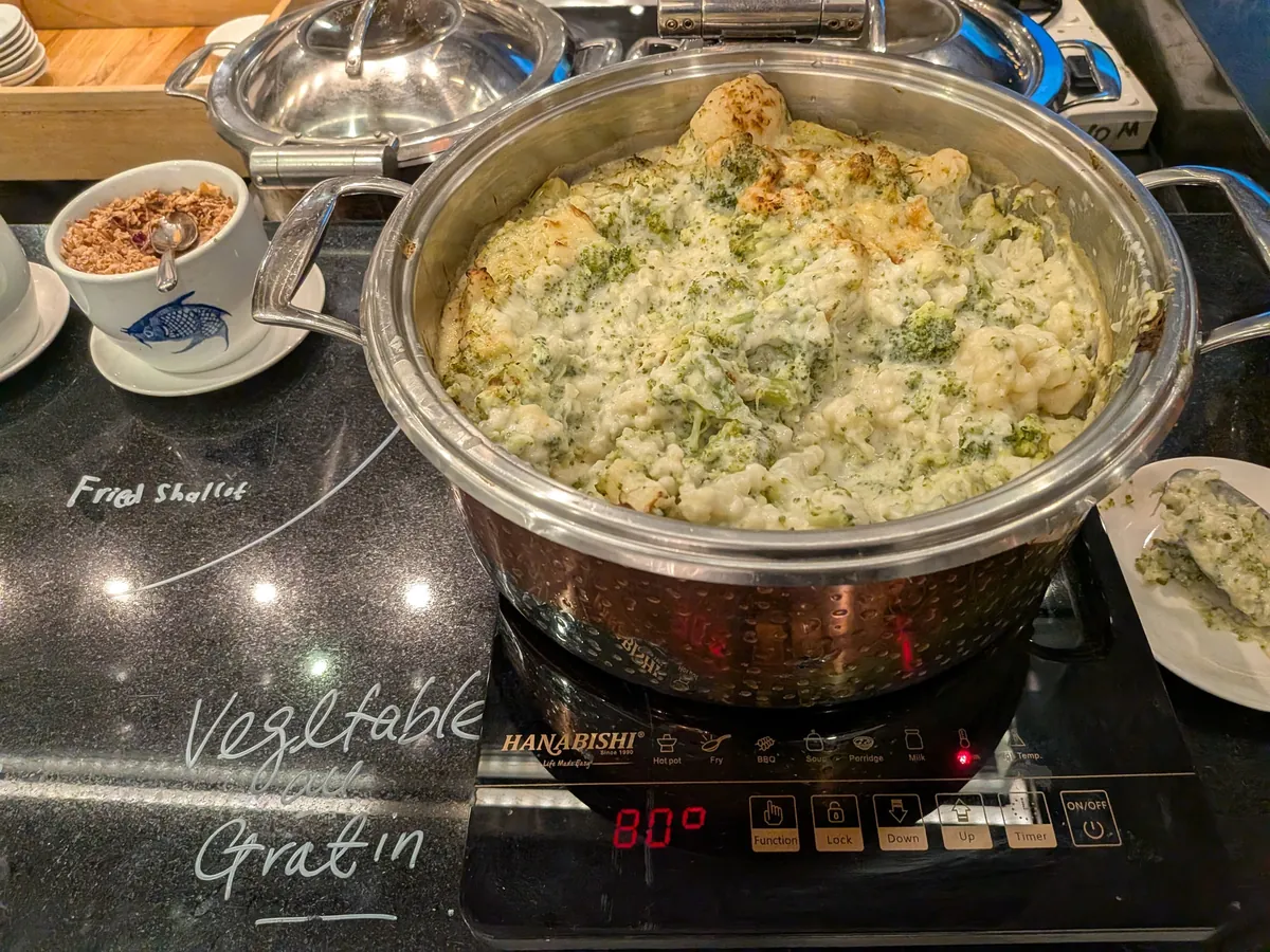 チーズがかかったベジタブルグラタン。80度で保温されている