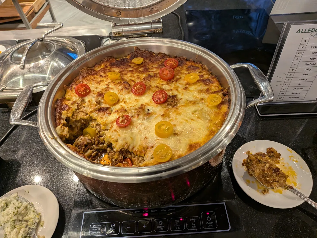 ミートソースとチーズを重ねたラザニア風の温菜