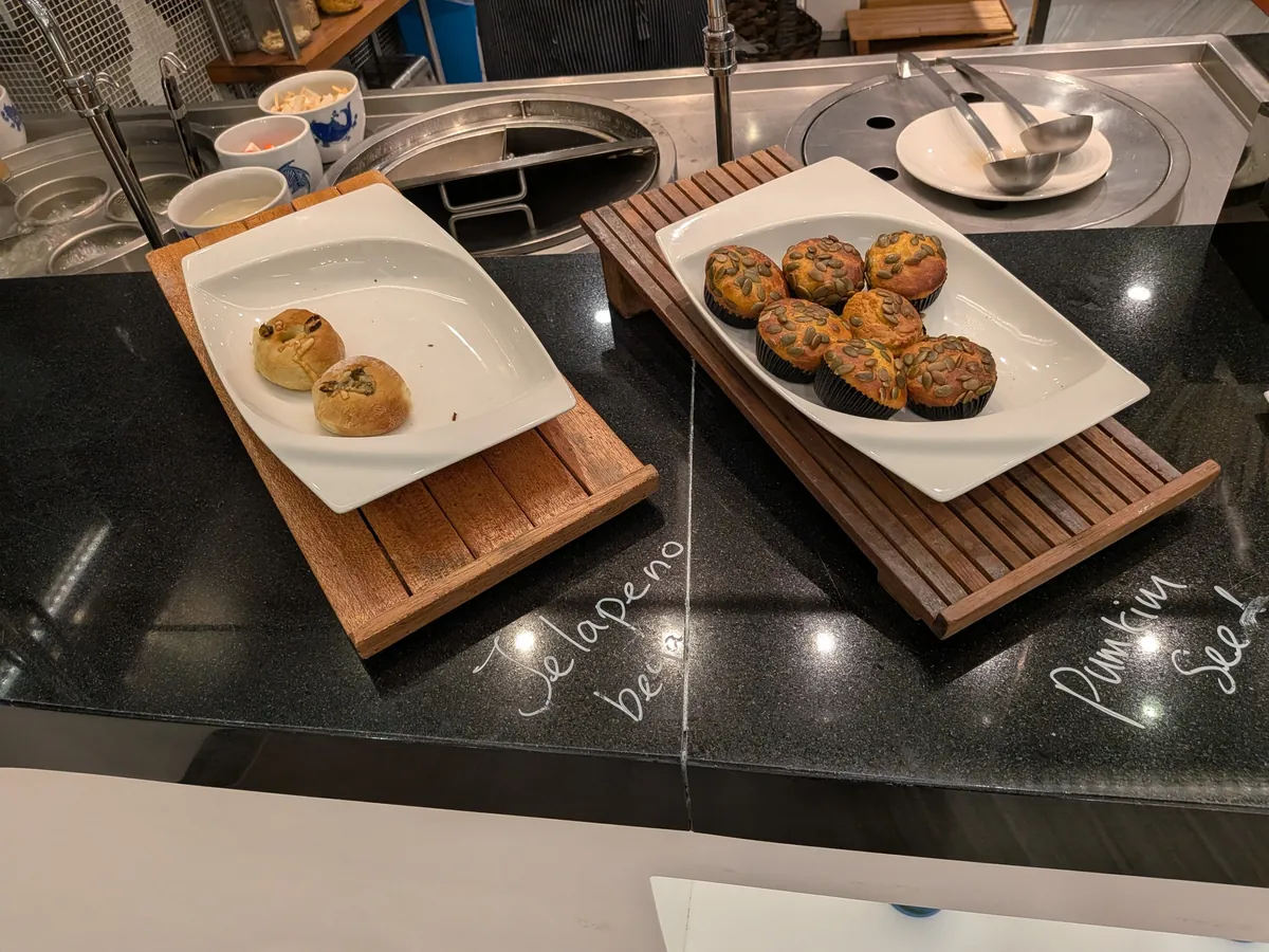 木のボードに盛られたジャラペーニョビーフとパンプキンシードの小さな焼き菓子