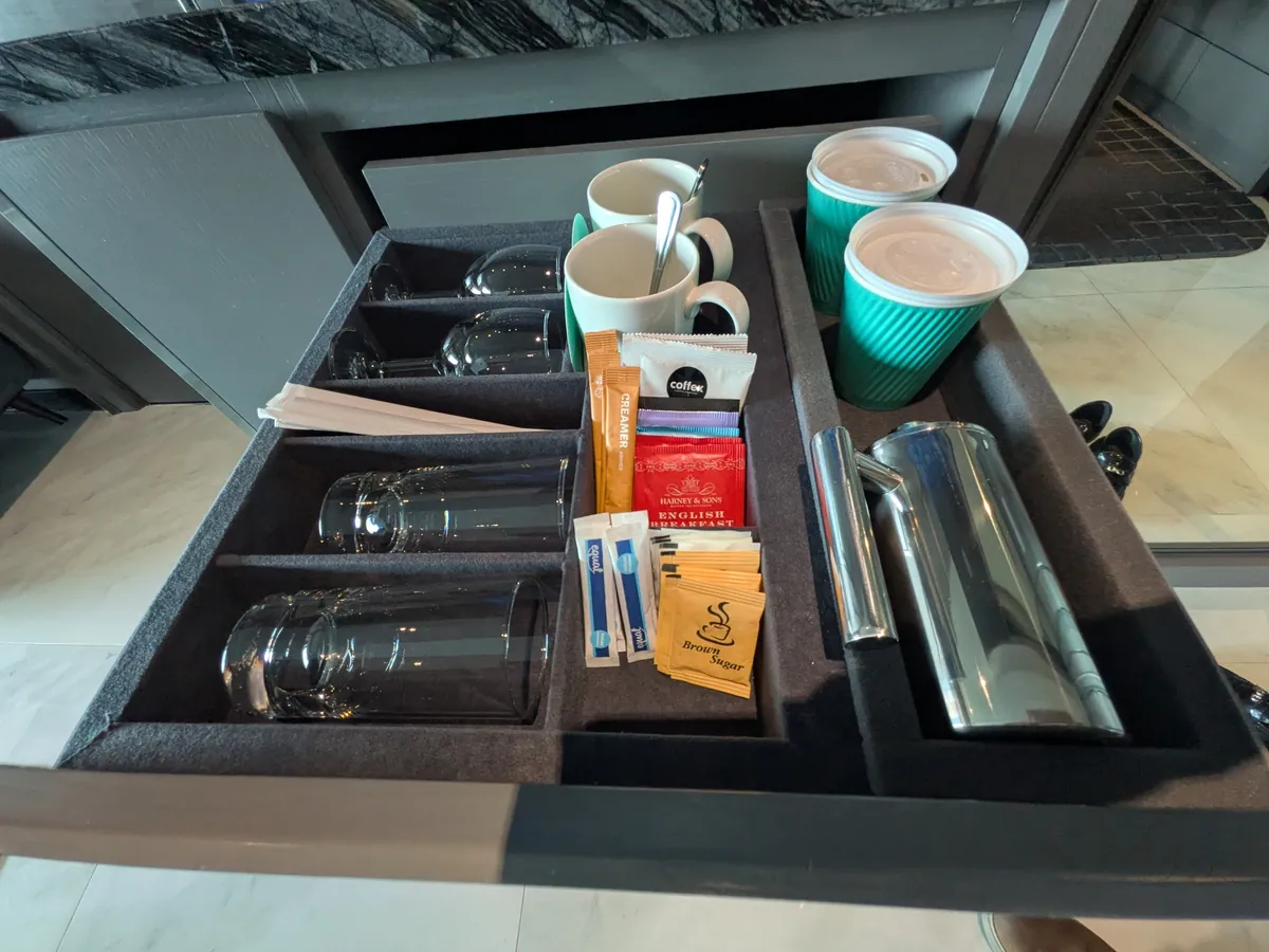 コーヒーと紅茶のティーバッグ、マグカップが並ぶトレイ