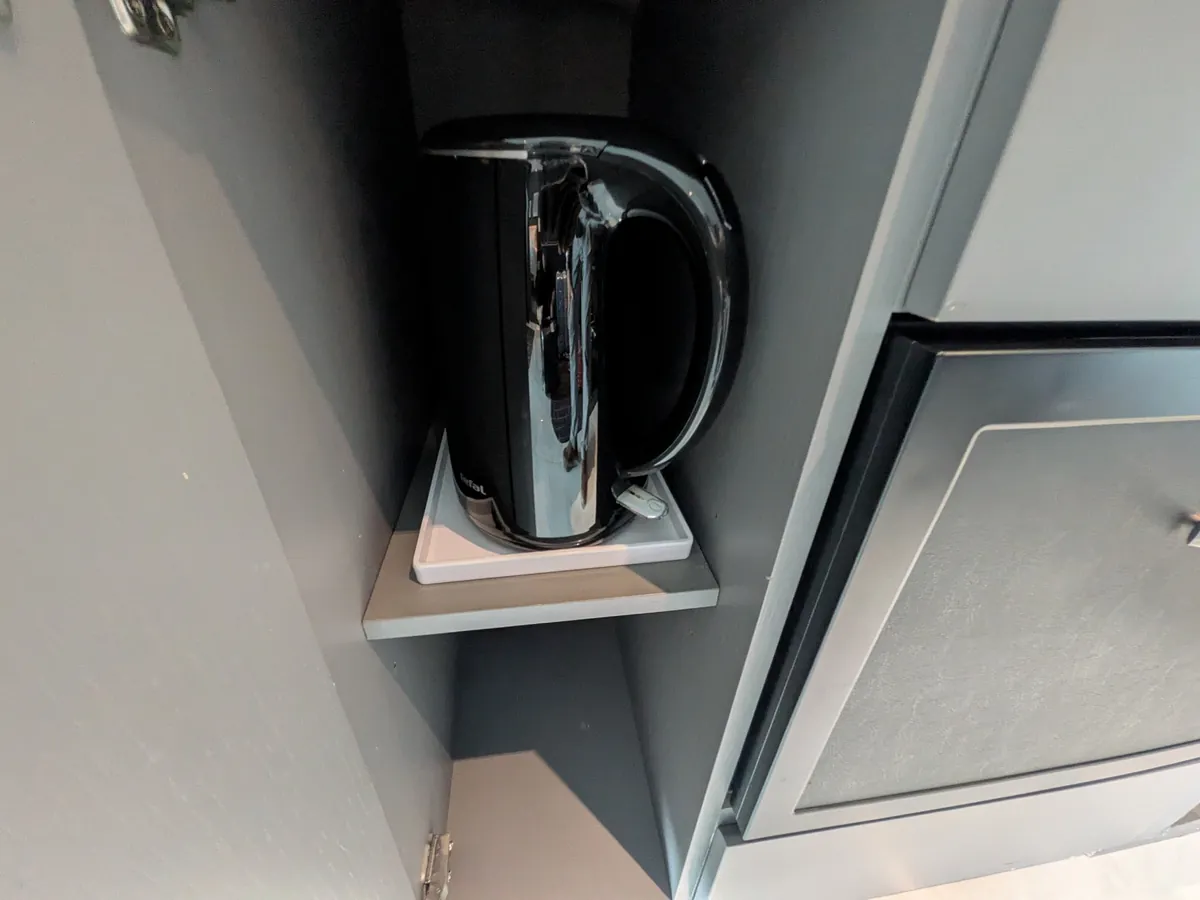 棚に置かれた黒い電気ケトル