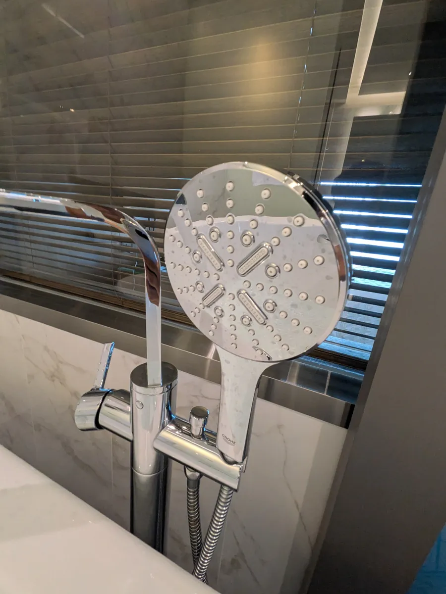 レインシャワーとハンドシャワーの2系統が備わるシャワーヘッド
