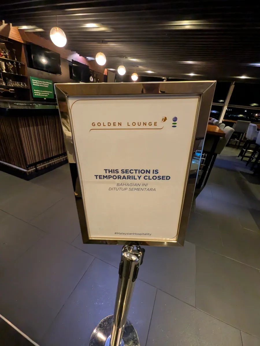 「THIS SECTION IS TEMPORARILY CLOSED」と書かれたゴールデンラウンジの案内板。バーのあるエリアが早朝は閉鎖されていた