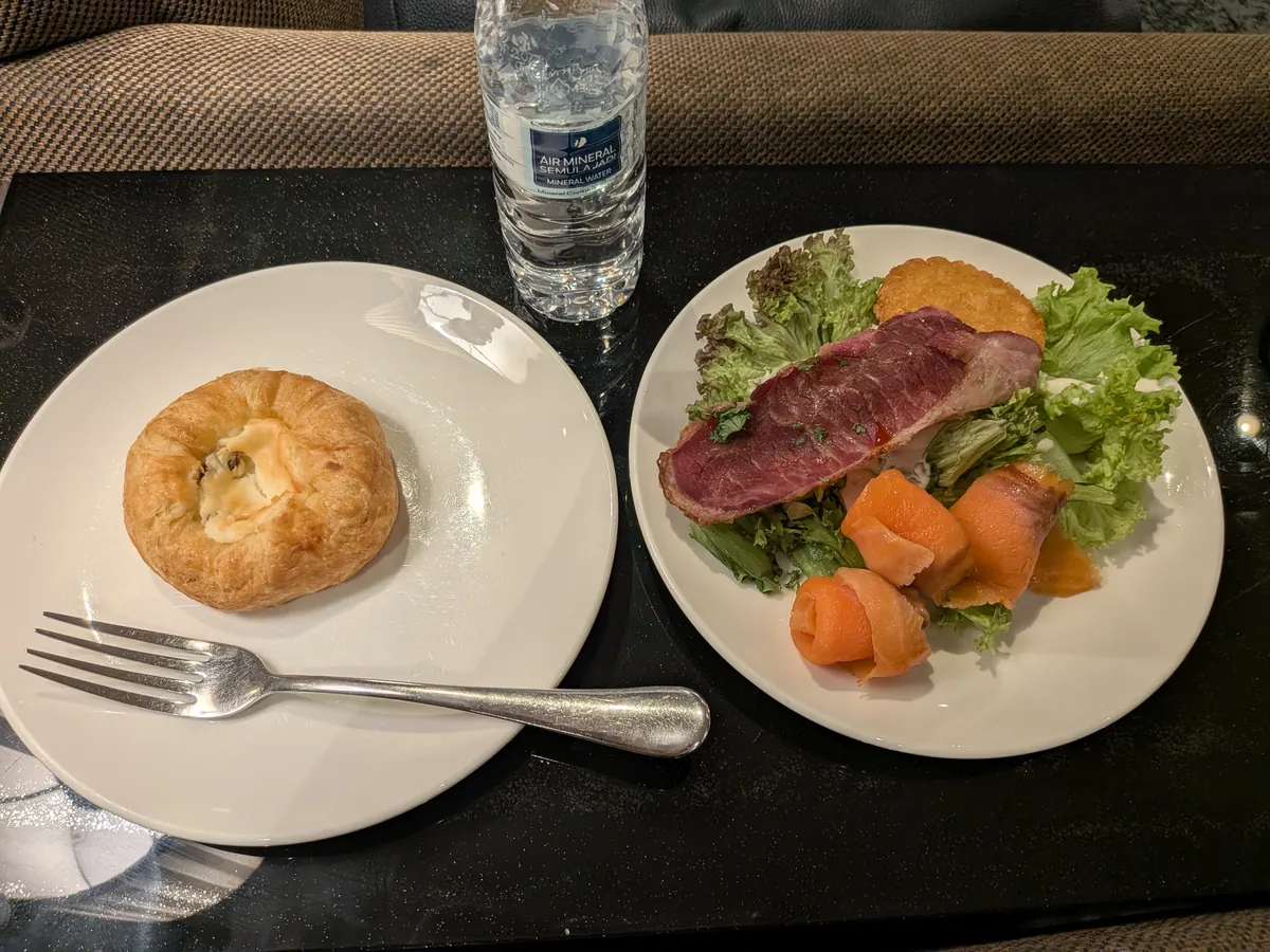実際に取った2皿目。ローストビーフとサラダの皿、カスタードのデニッシュ、ミネラルウォーターのボトル