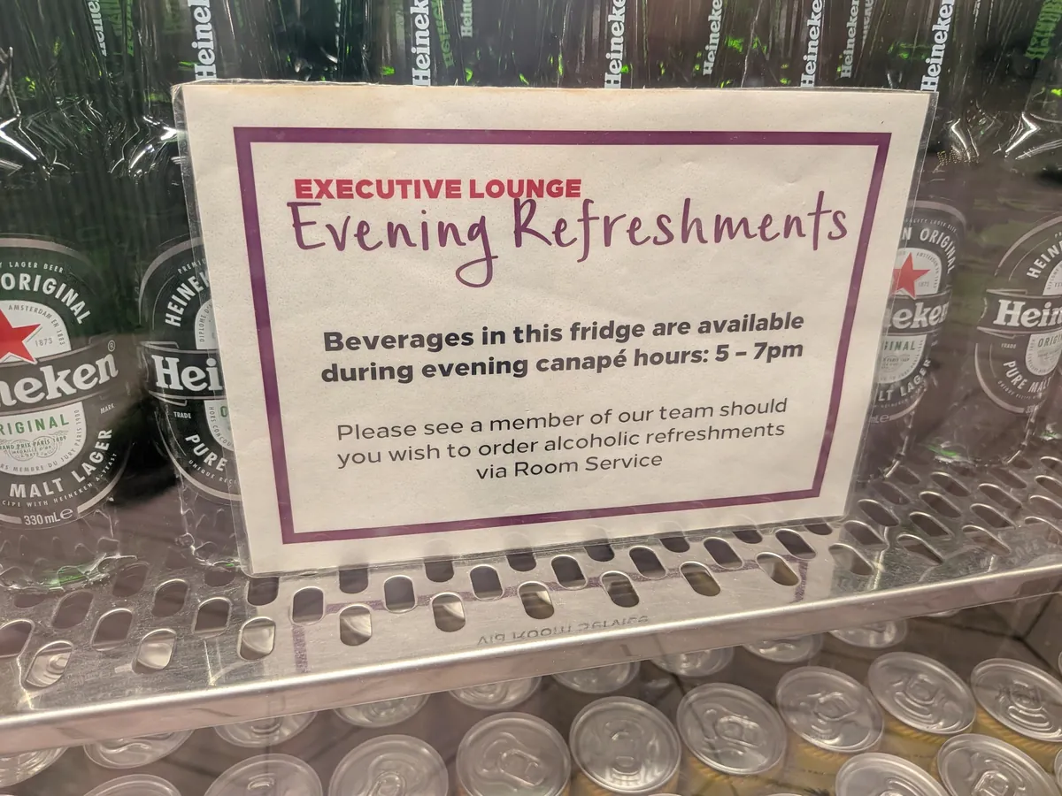 冷蔵庫に貼られた「Evening Refreshments」のサイン。この冷蔵庫の飲み物は17〜19時のカナッペ時間に利用可と書かれている
