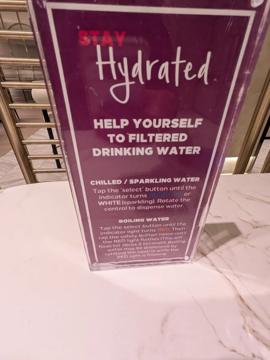 「STAY Hydrated」のサイン。冷水・炭酸水・熱湯が出るウォーターサーバーの使い方の案内