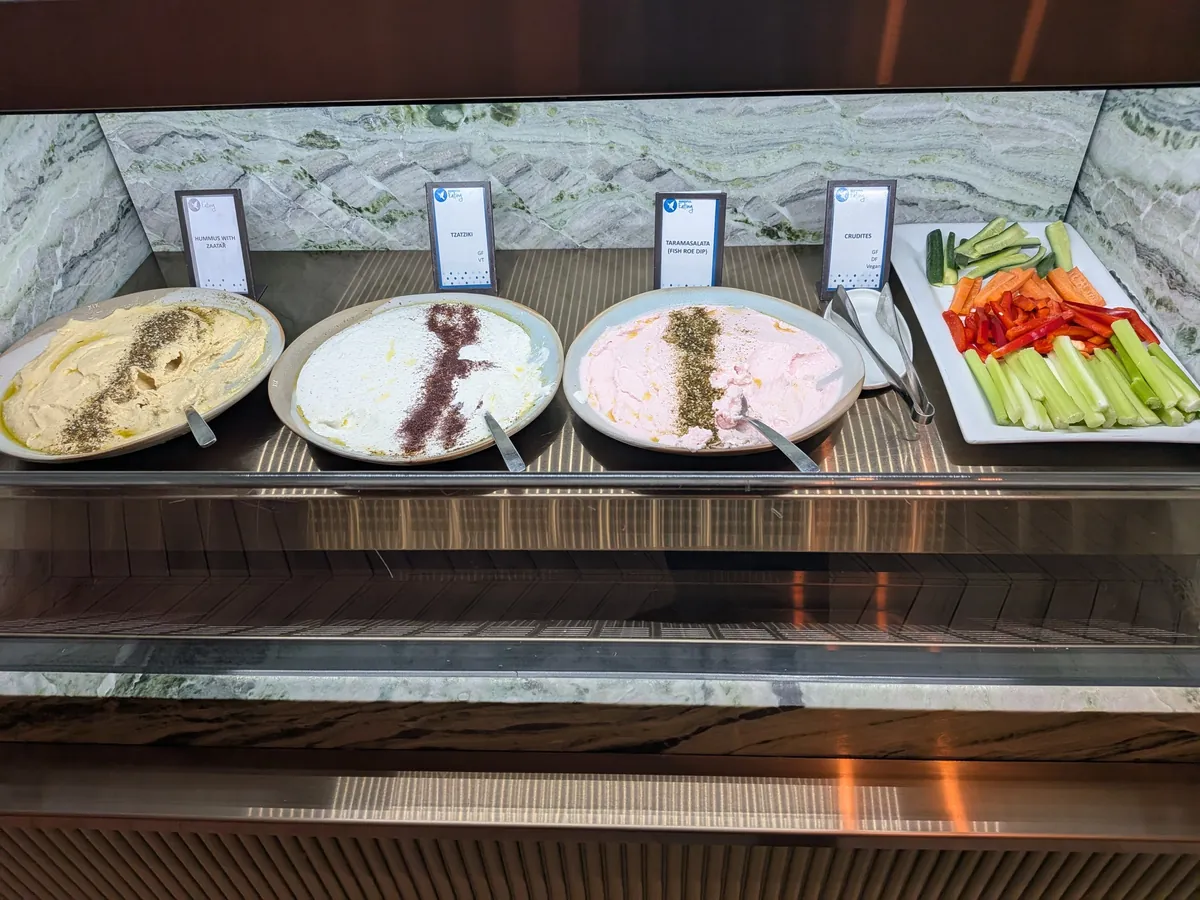 フムスなどのディップ、チーズ、野菜スティックが並ぶ冷菜ケース