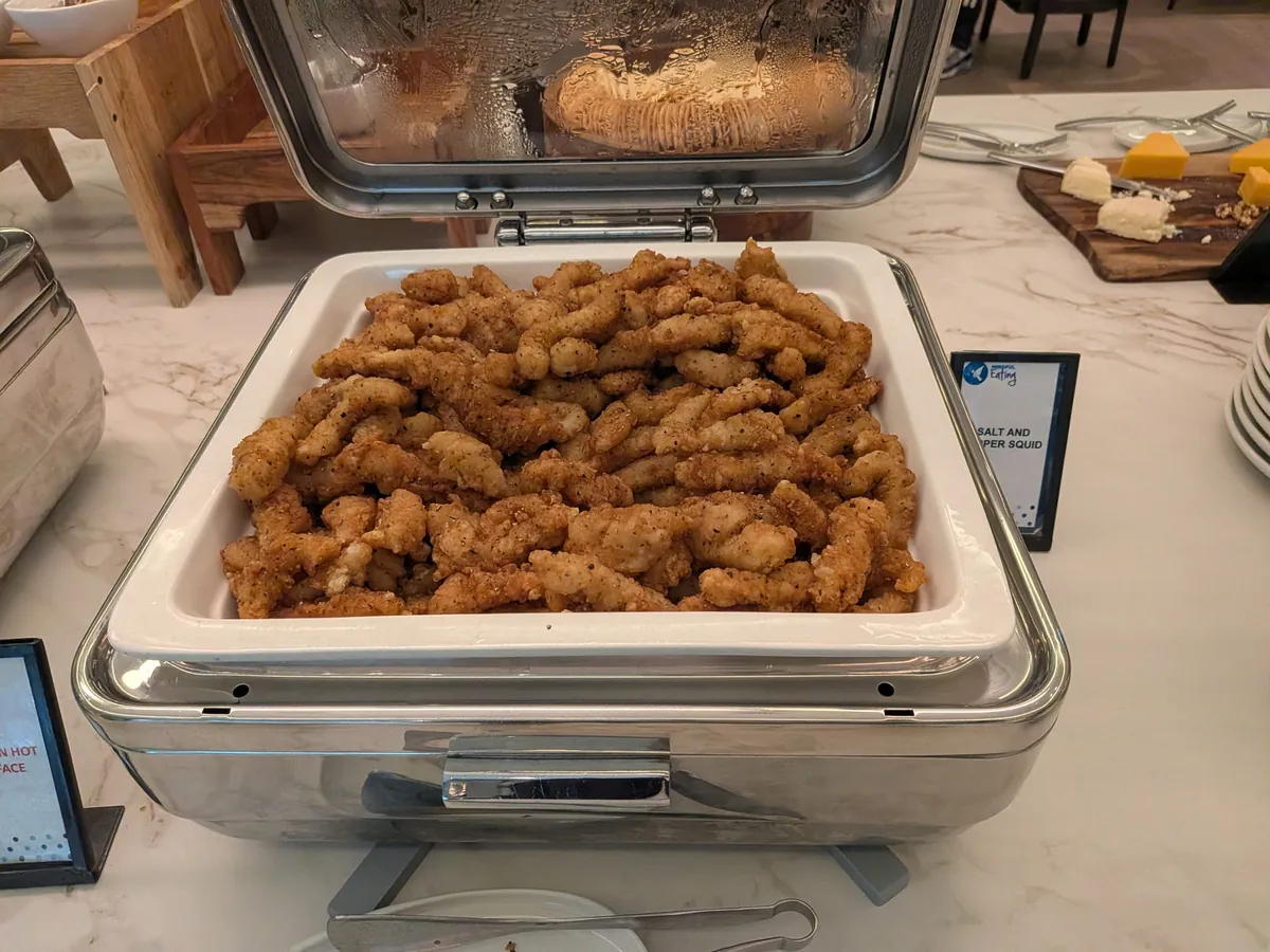温かい料理のフライドチキン。チェーフィングディッシュにたっぷり