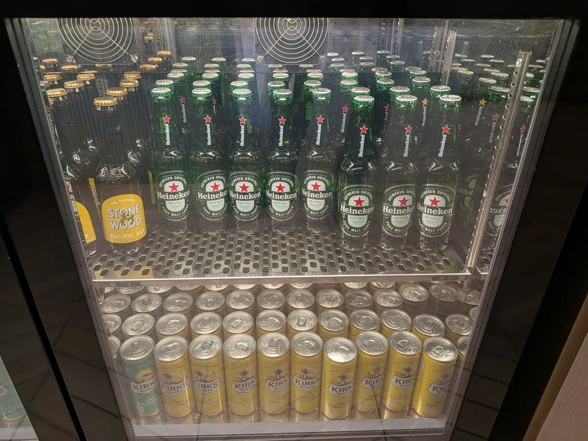 瓶ビールが並ぶ冷蔵庫。ハイネケンとCascade