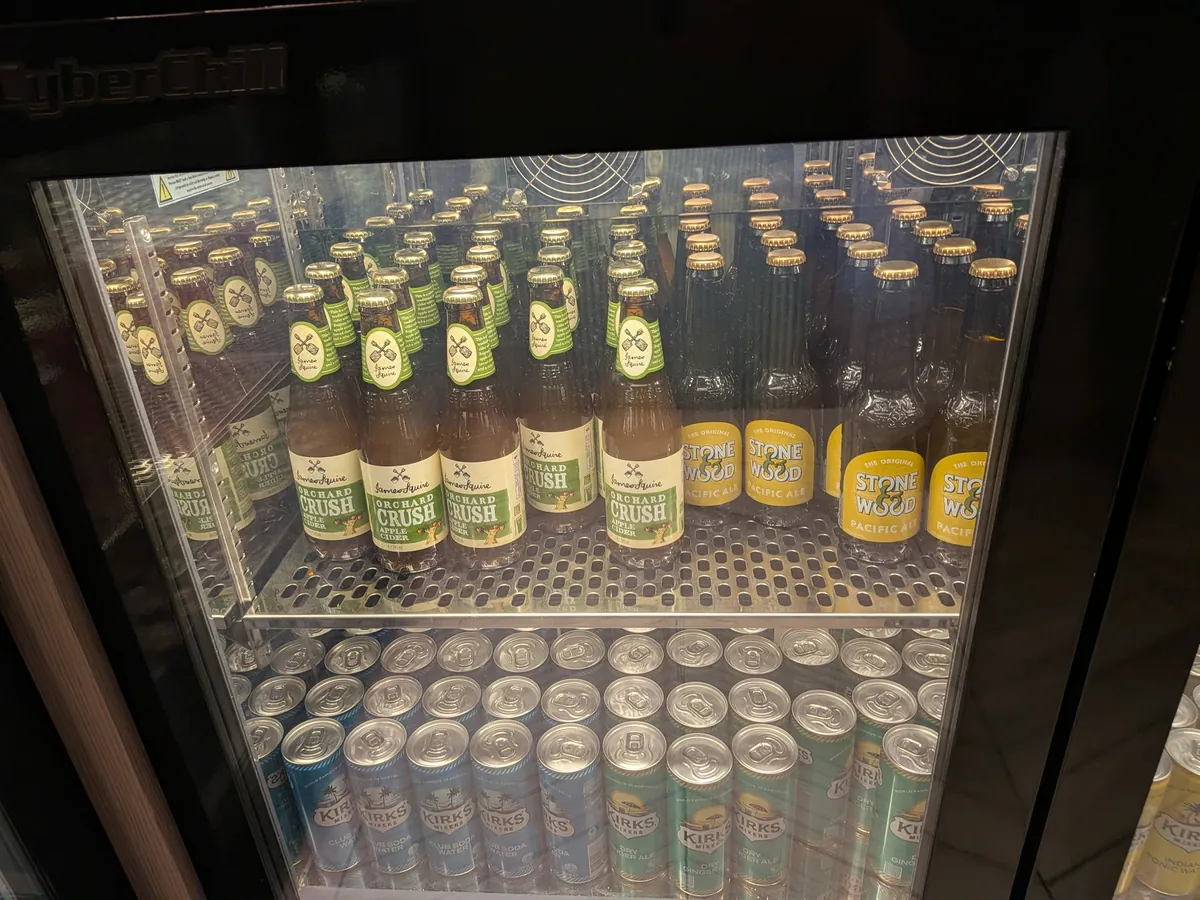 ビール瓶が整列した冷蔵庫のアップ