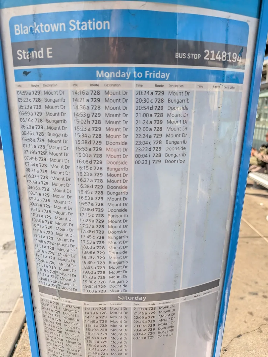 ブラックタウン駅 Stand E の時刻表。728番と729番の発車時刻が平日・土曜に分けて細かく並んでいる