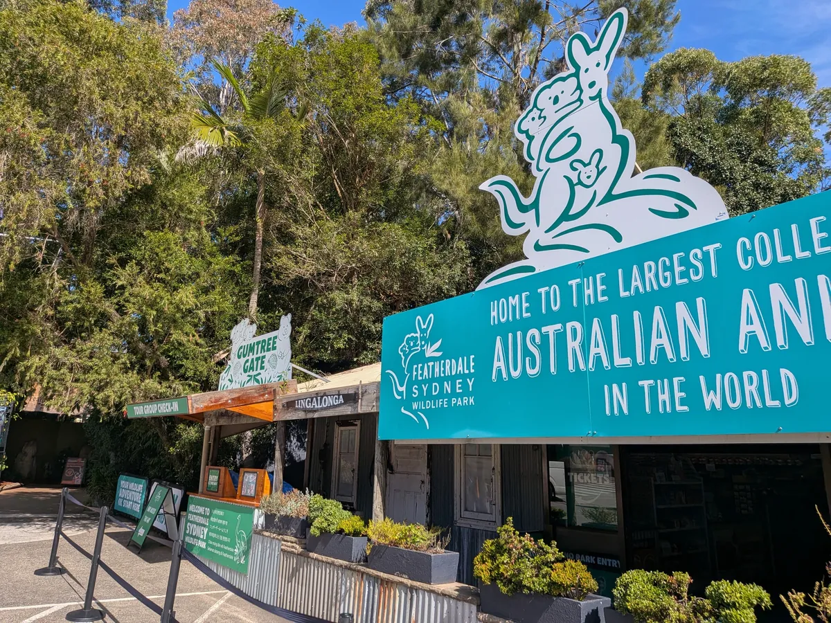 斜めから見たガムツリー・ゲート。子どもを背負ったカンガルーの大きな切り抜きと「AUSTRALIAN ANIMALS IN THE WORLD」の看板が並ぶ