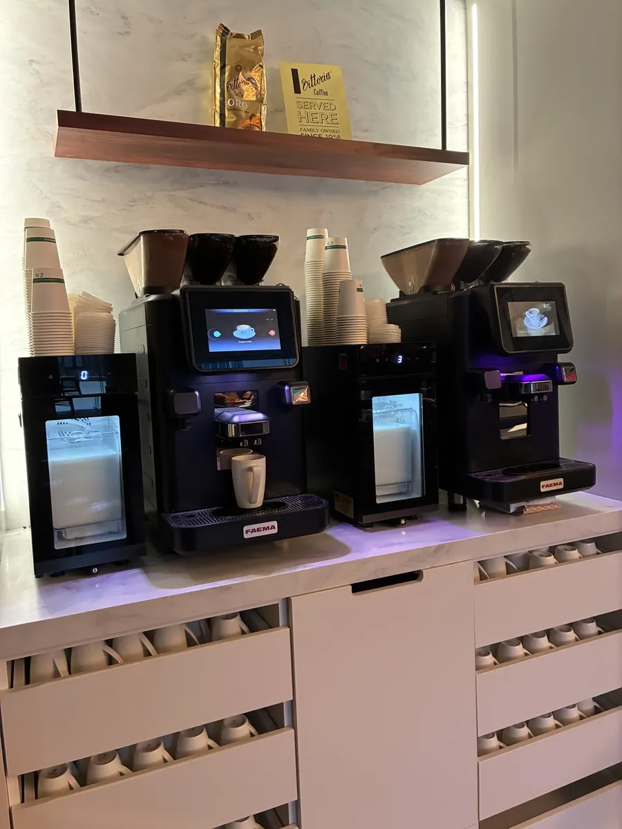 朝食会場のセルフのコーヒーマシンと積まれたカップ