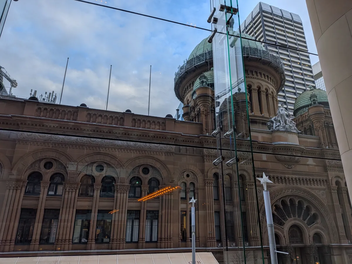 Glass Brasserieの窓から見える、道を挟んだ正面のQVB(クイーン・ヴィクトリア・ビルディング)
