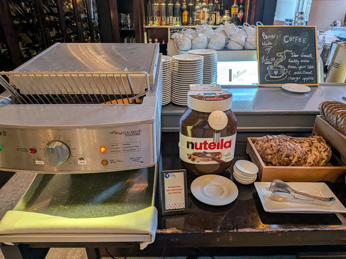 トースターの横に置かれたNutellaの大瓶とパン