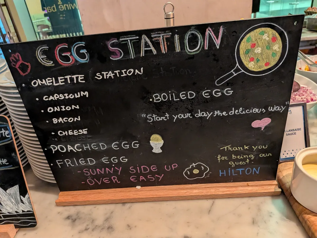 「EGG STATION」の黒板。オムレツ、ボイルドエッグ、ポーチドエッグ、フライドエッグのメニュー