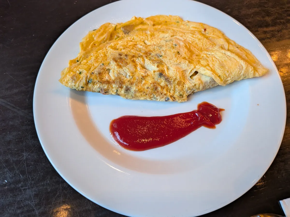 その場で焼いてもらったプレーンオムレツとケチャップ