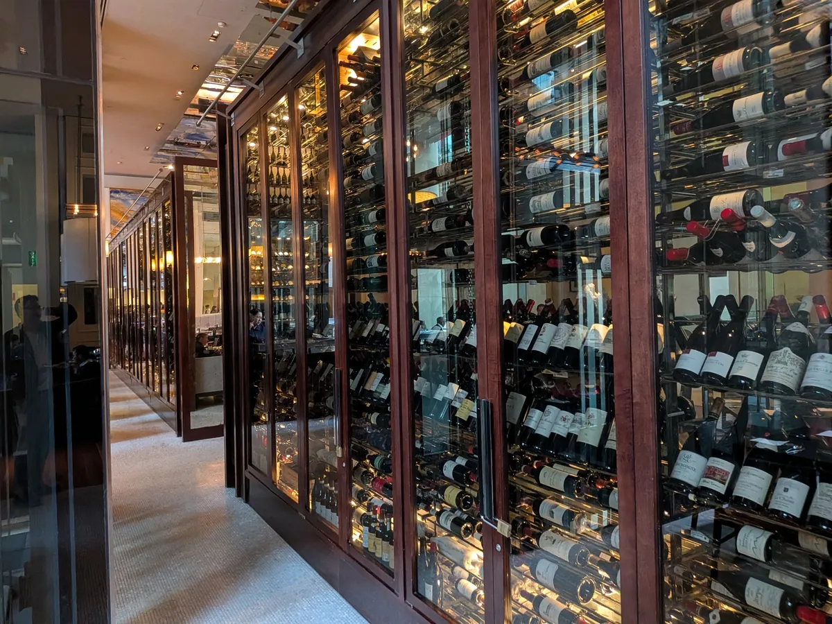 Glass Brasserieの3層ワインタワー。ガラスケースにボトルがびっしり並ぶ