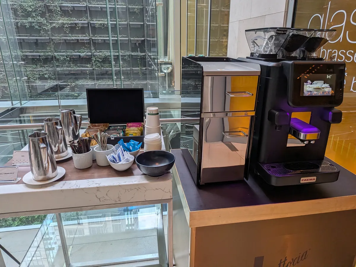 入口脇のテイクアウト用コーヒーマシンとカップ