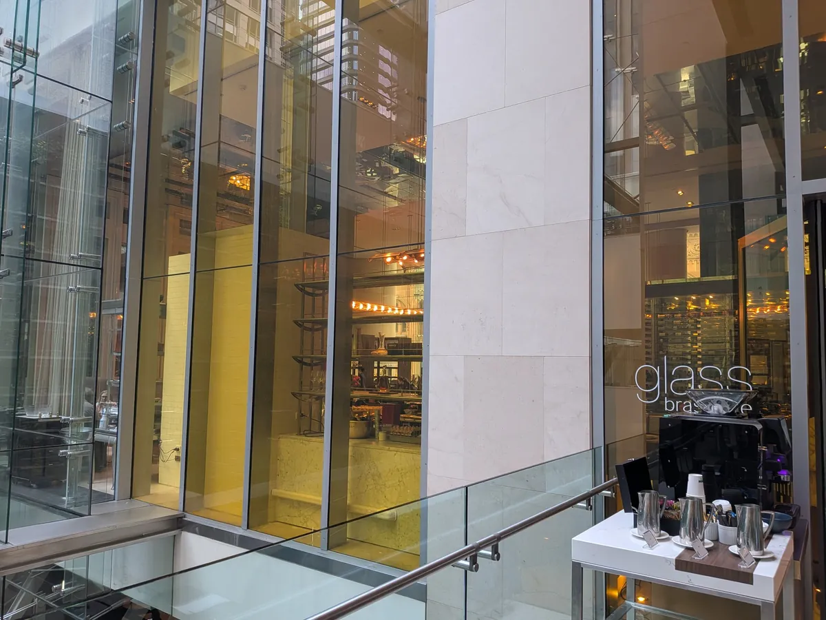 「glass brasserie」のロゴが入ったガラスの壁面