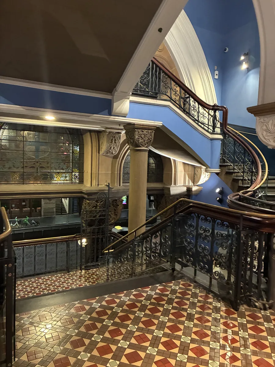 QVB（クイーン・ヴィクトリア・ビルディング）内部。装飾された階段とモザイクタイルの床