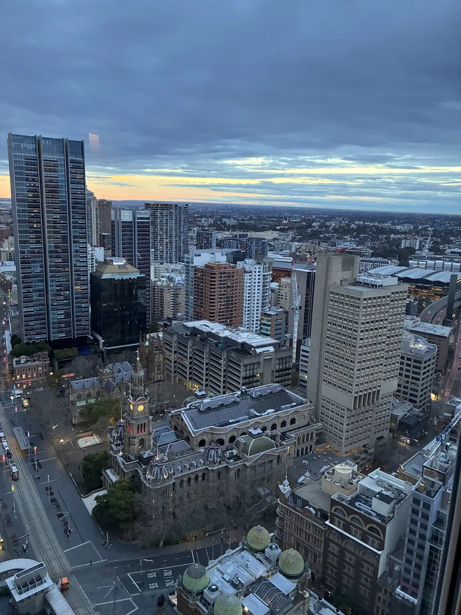 ヒルトン・シドニーの高層階から見たシドニー市街の夕景