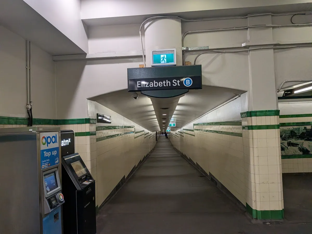 タウンホール駅エリザベス・ストリート側の通路。Opalカードの券売機が並ぶ