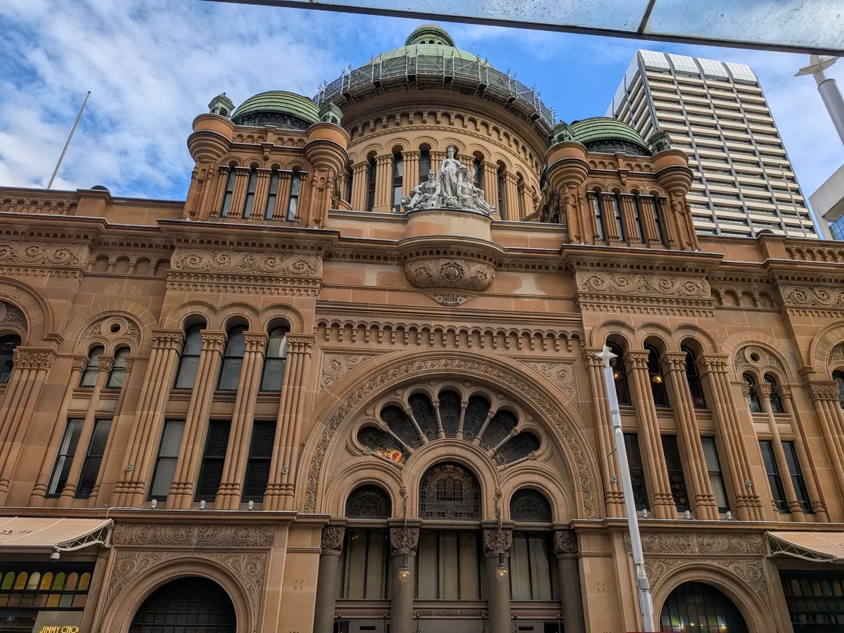 ホテルの真正面に建つQVB（クイーン・ヴィクトリア・ビルディング）の外観