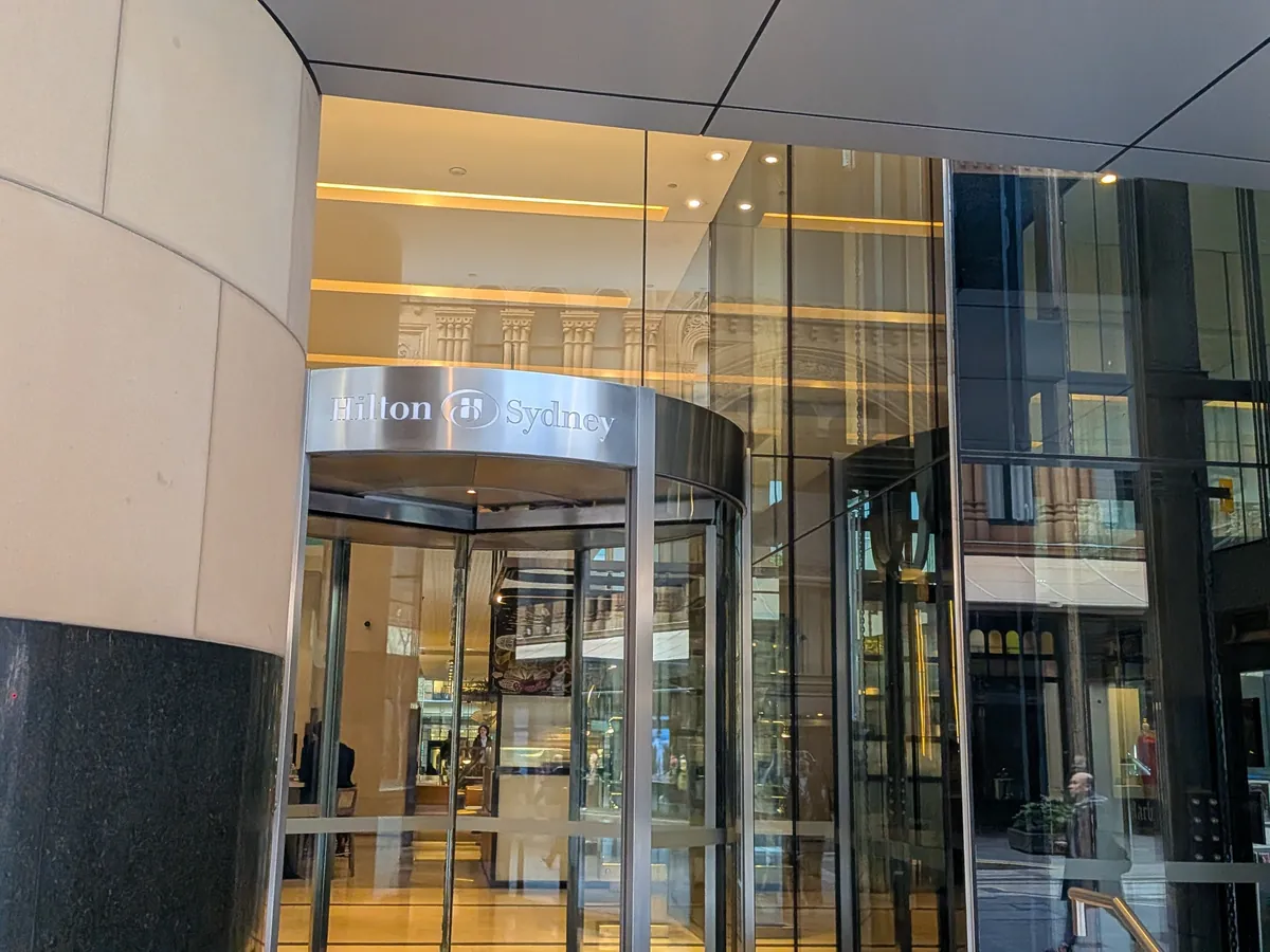 ヒルトン・シドニーの正面エントランス。回転扉の上に Hilton Sydney のサイン