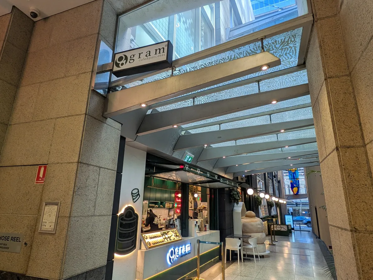 ホテル隣接のThe Galeriesの入口。ガラス屋根の通路が奥へ続く