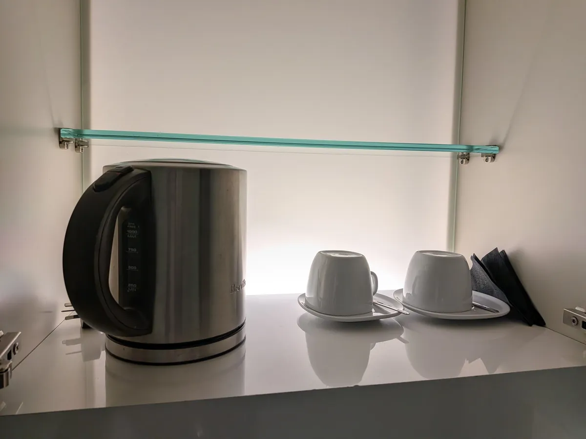 電気ケトルとカップが並ぶコーヒーコーナー
