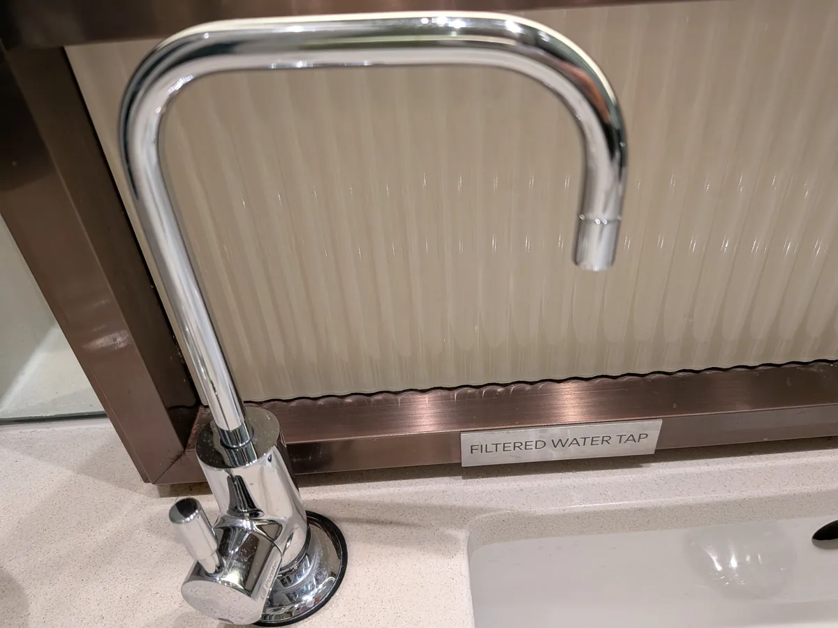 洗面台の「FILTERED WATER TAP」。濾過水がそのまま飲める専用の蛇口