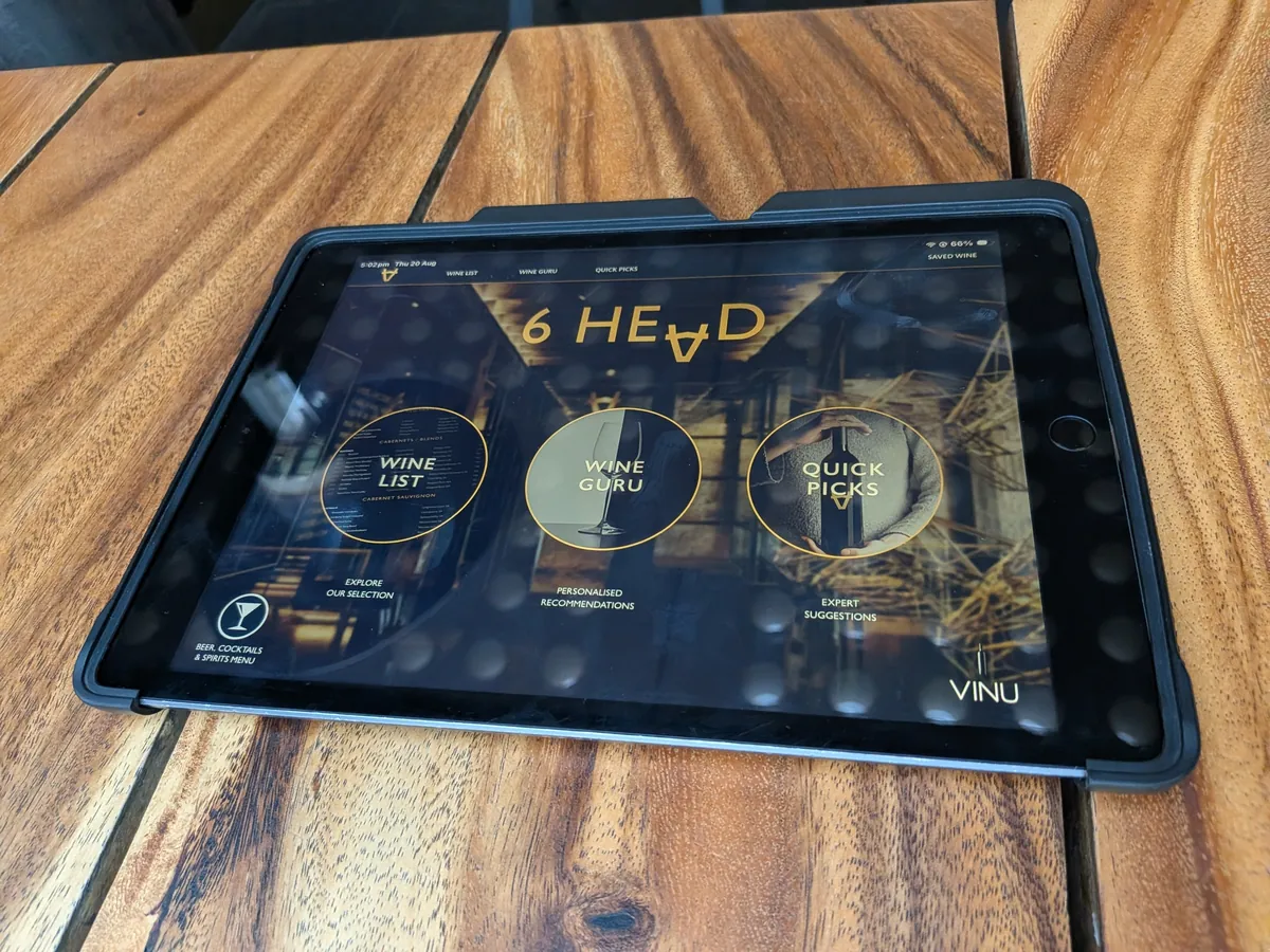 テーブルに置かれたiPadのワインリスト。WINE LIST、WINE GURU、QUICK PICKSの3つの入口が表示されている