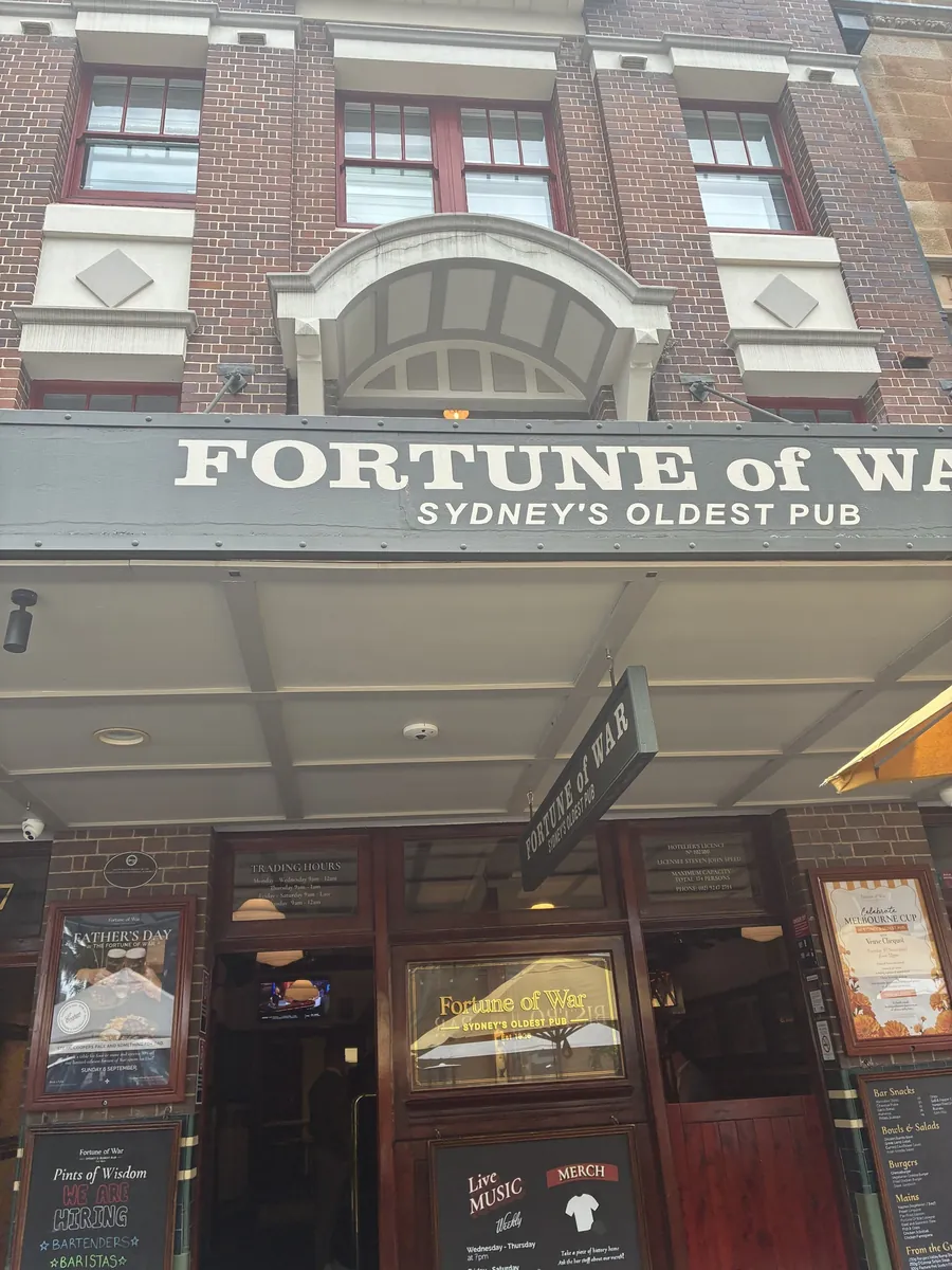 フォーチュン・オブ・ウォーの建物正面。レンガ造りの外壁に大きなFORTUNE of WAR SYDNEY'S OLDEST PUBの看板が掲げられている