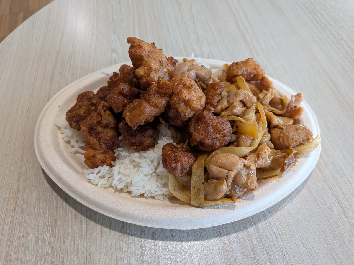 白ごはんの上に甘辛いタレの絡んだ鶏の唐揚げと、玉ねぎと炒めた肉を載せたLittle Asiaのごはんプレート