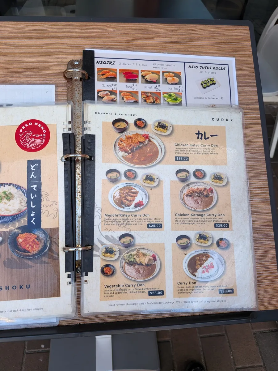同じ店のカレーと丼もののメニュー。カツカレーやチキンカツカレー丼の写真と価格が並ぶ