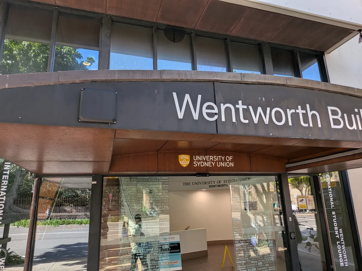 シドニー大学ウェントワース棟の入口。「Wentworth Building」の文字と UNIVERSITY OF SYDNEY UNION のロゴが掲げられている