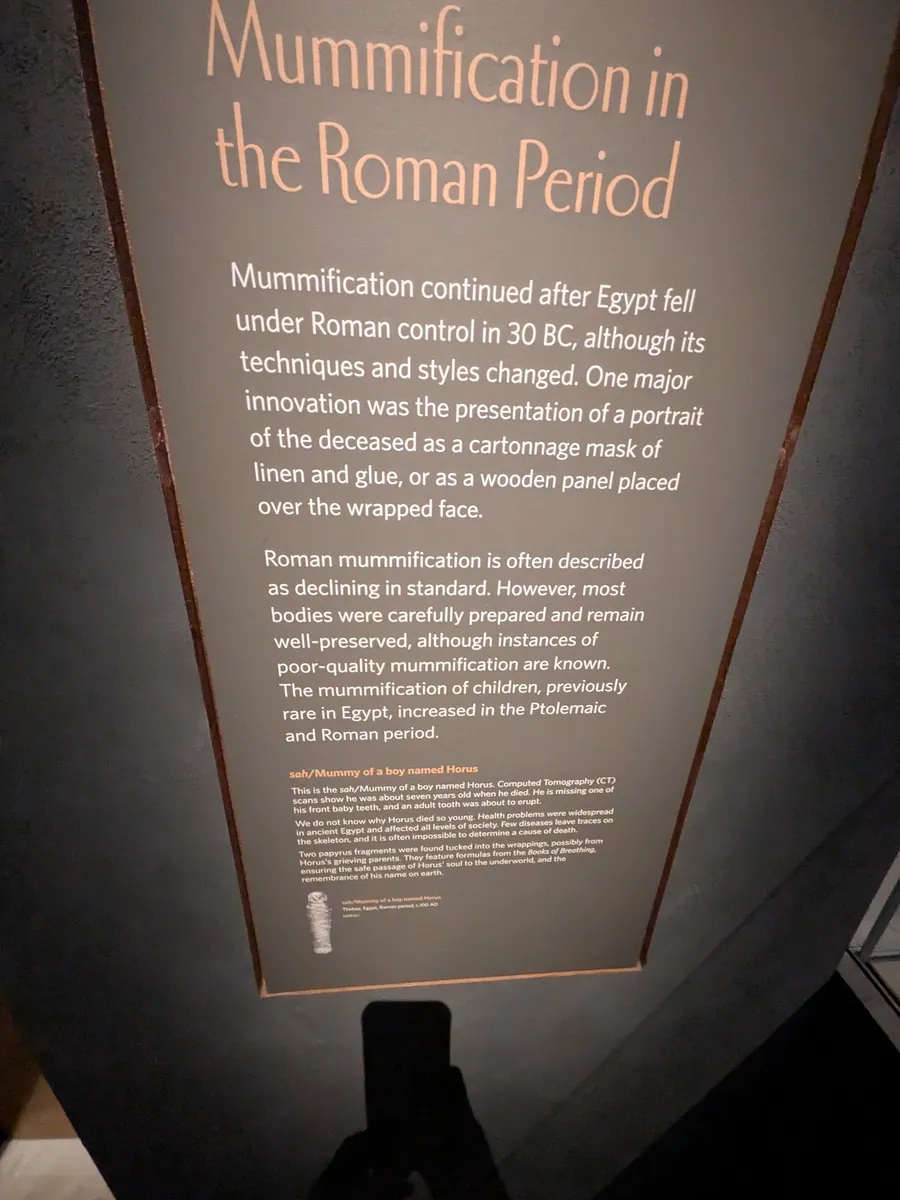 「Mummification in the Roman Period」と題した展示解説板。ローマ支配後のミイラ作りの変化について英語で説明されている