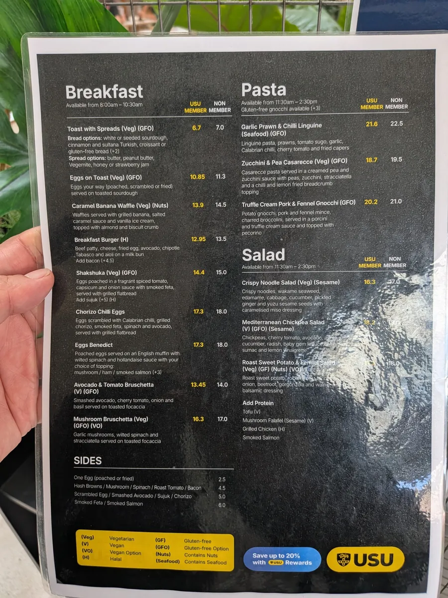 Courtyardの朝食・パスタ・サラダのメニュー。こちらも会員価格と一般価格が2列で並ぶ