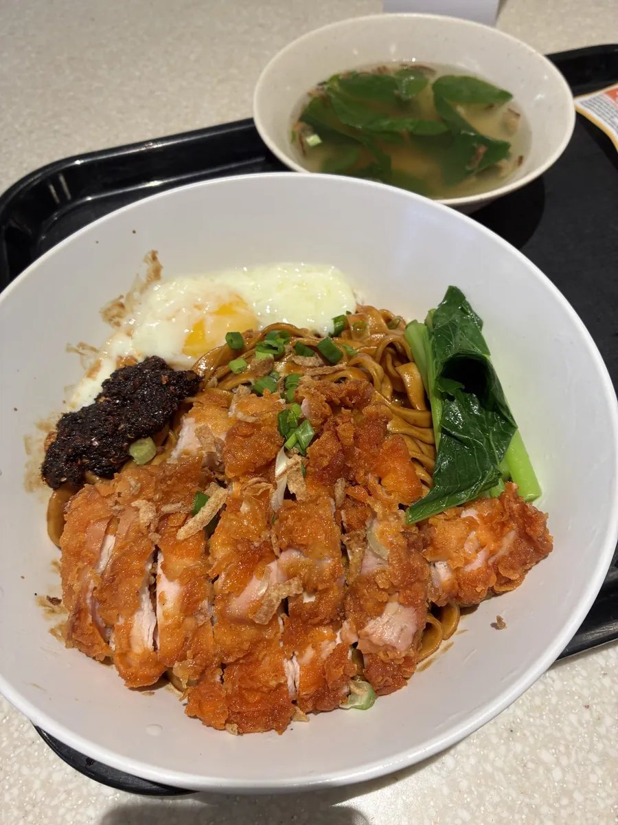 甘辛いソースの鶏肉と目玉焼き、青菜が乗ったご飯のセットとスープ