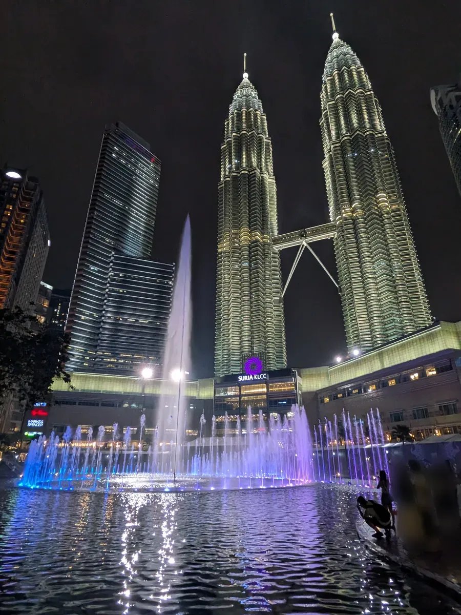 ペトロナス・ツインタワーと噴水を縦構図で収めた夜景