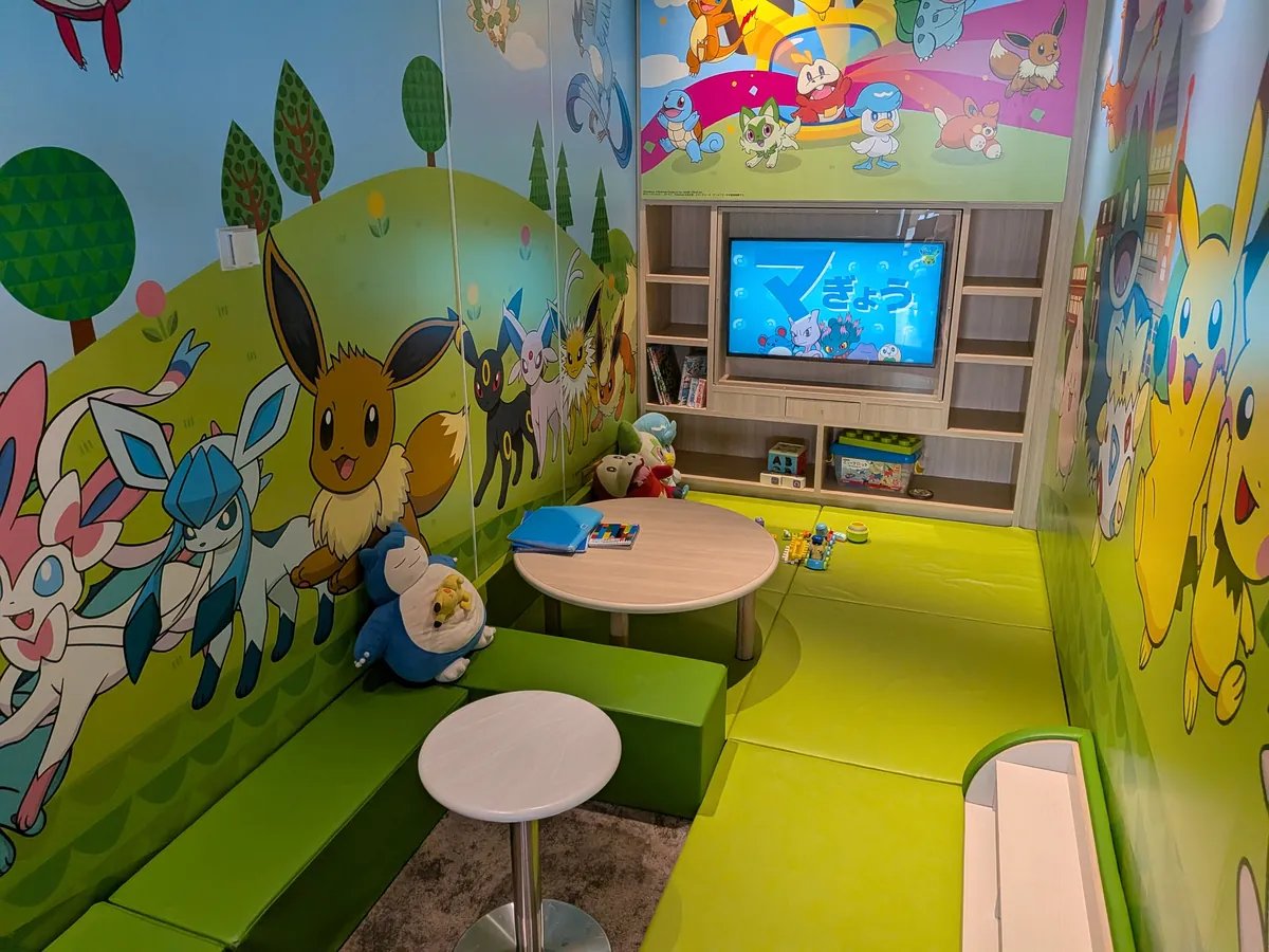 ANA×POKEMON キッズラウンジ。ピカチュウやイーブイに囲まれたカラフルな子ども用スペース
