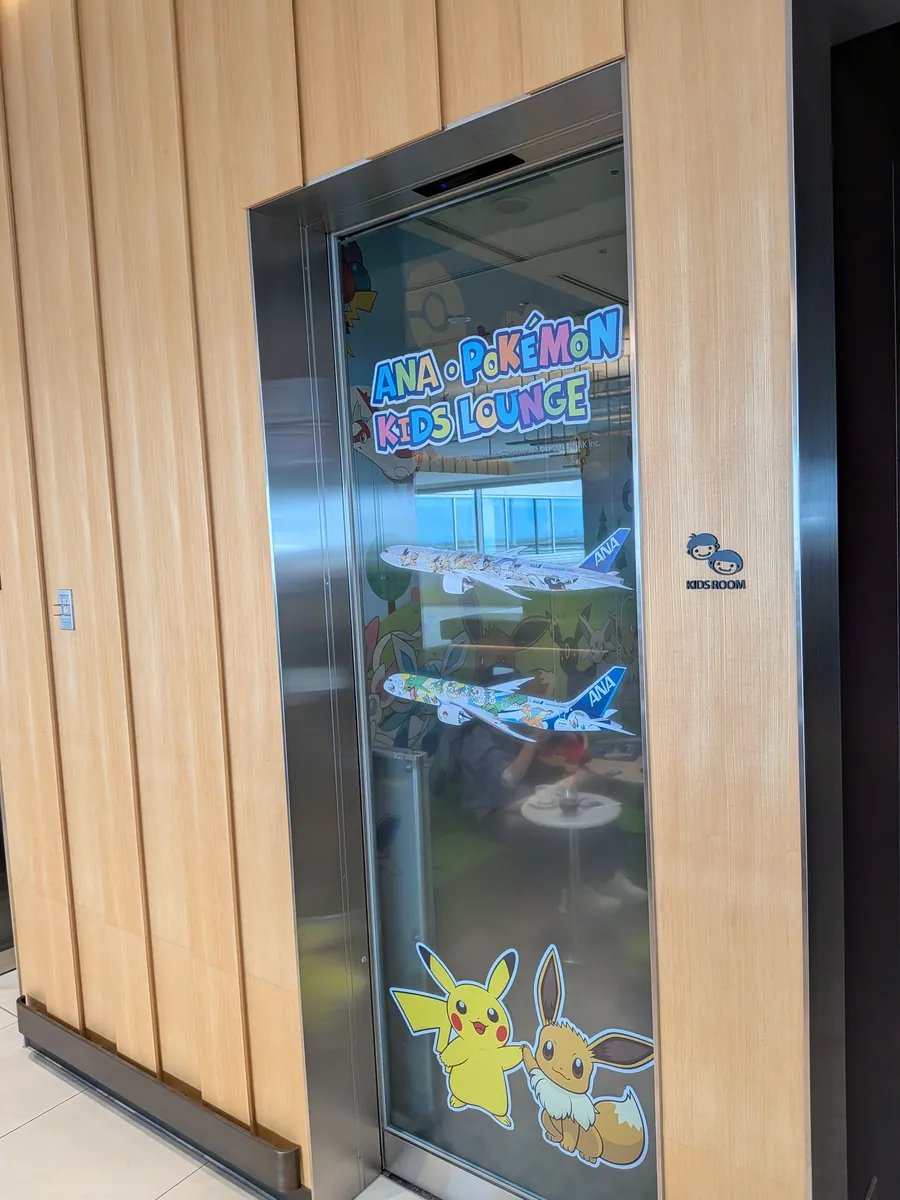 ANA×POKEMON キッズラウンジの入口ドア（羽田空港国際線ANAラウンジ内）