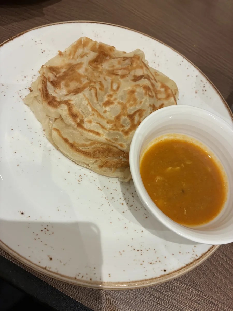 焼きたてのロティチャナイとカレーの小鉢